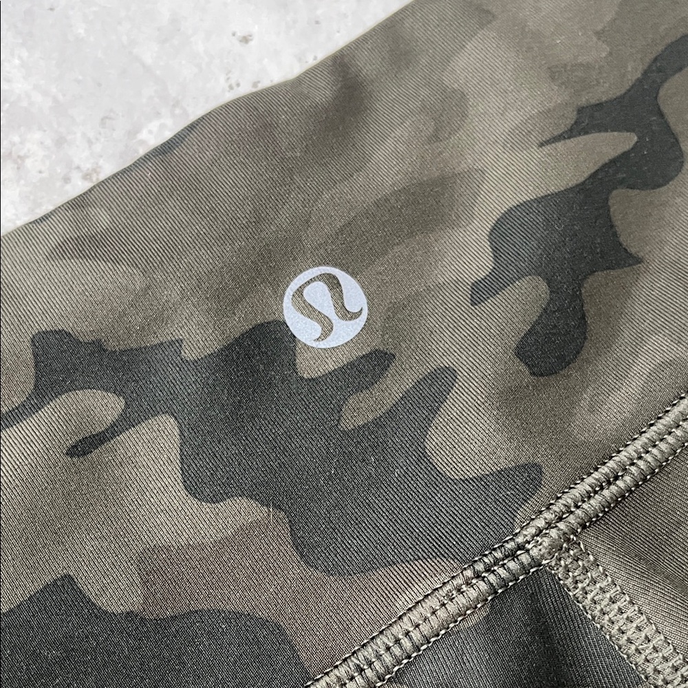 Lululemon Olive Camo Crop Leggings – Size 6 - Picture 3 of 4